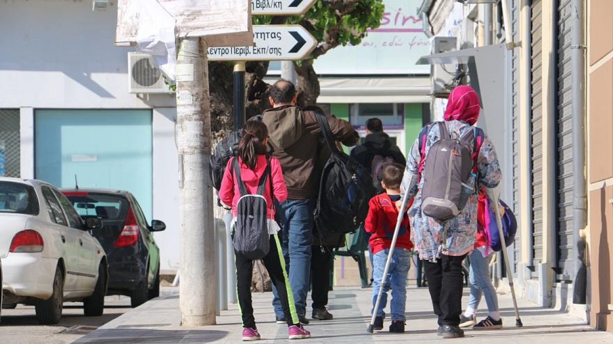 اليونان تشدد سياستها تجاه اللجوء وتعيد 82 لاجئاً تركياً إلى أنقرة