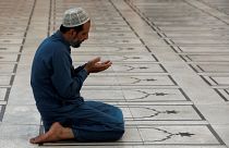 Pakistan Ay İzleme Komitesi mollaları ile Bilim Bakanı arasında ramazan tartışması