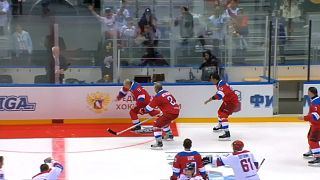 Video | Buz hokeyi maçında sekiz gol atan Putin kutlama sırasında yere düştü