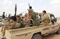 الحوثيون يبدأون الانسحاب من ميناءين في الحديدة والحكومة اليمنية تصفه بالمسرحية