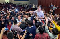 Rangelei zwischen Anhängern des demokratischen und des Pro-Peking-Lagers