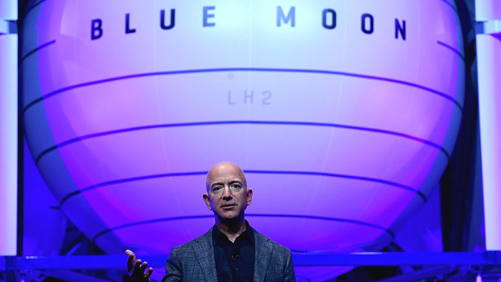 Amazon'un sahibi Jeff Bezos 2024'te Ay'a inmesi planlanan uzay aracını