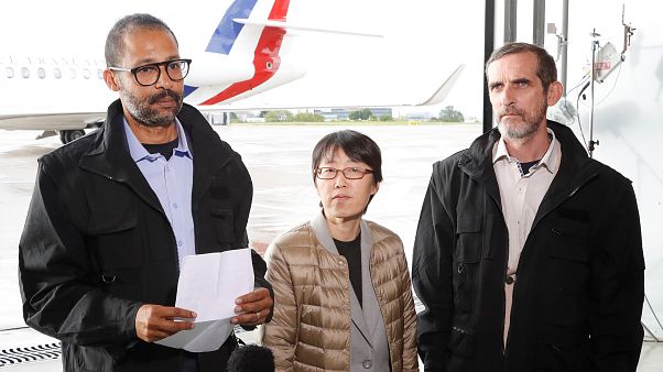 I tre ostaggi liberati sono atterrati in Francia. I tre ostaggi liberati sono atterrati in Francia.