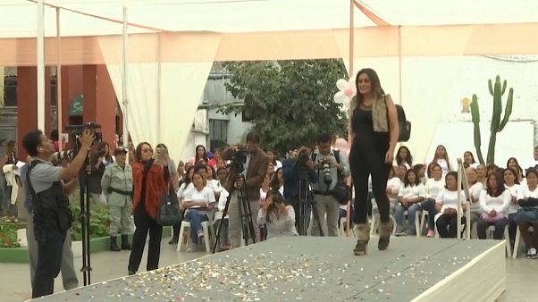 شاهد: سجينات في بيرو يقدمن عرضا للأزياء في السجن شاهد: سجينات في بيرو يقدمن عرضا للأزياء في السجن