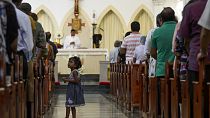 Igrejas reabrem portas no Sri lanka