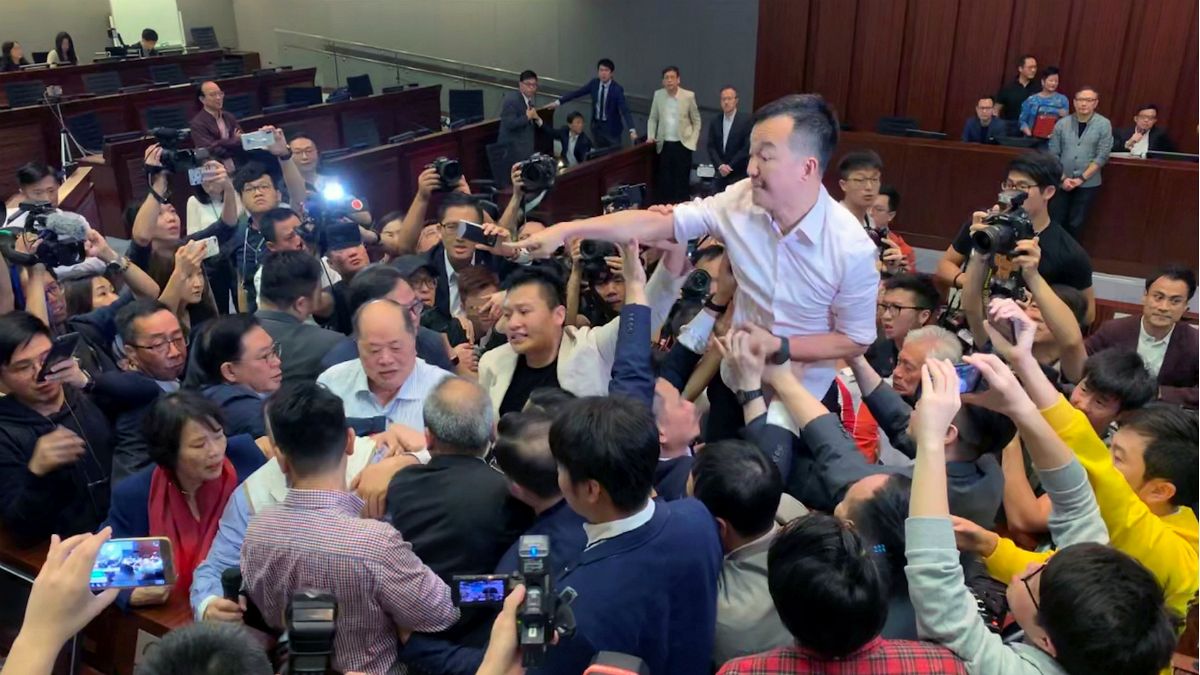 ویدئو؛ درگیری در مجلس هنگ‌کنگ بر سر لایحه قانون استرداد مجرمان به چین