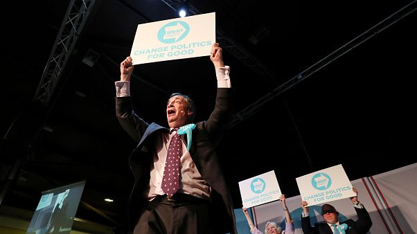 Nigel Farage hält ein Schild: "change politics for good" Nigel Farage hält ein Schild: "change politics for good"