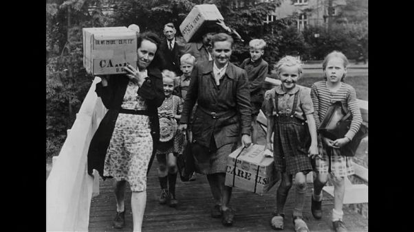 70 Jahre danach: Berliner feiern Rosinenbomber 70 Jahre danach: Berliner feiern Rosinenbomber