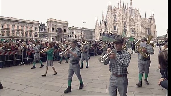 Milano festeggia i 100 anni degli alpini Milano festeggia i 100 anni degli alpini