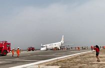 Das notgelandete Flugzeug der Myanmar National Airlines