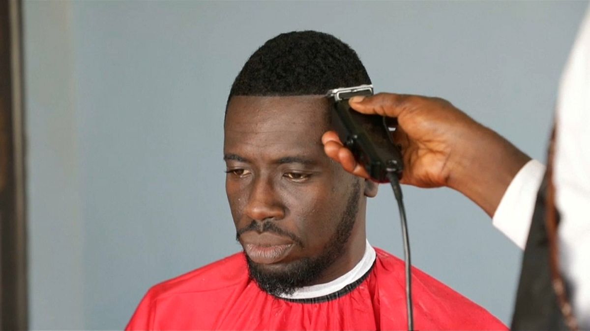 شاهد: مشروع لحلاقة الشعر في غانا يوفر على الزبائن الانتظار في طوابير طويلة 