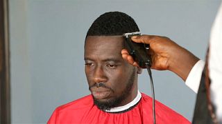 شاهد: مشروع لحلاقة الشعر في غانا يوفر على الزبائن الانتظار في طوابير طويلة