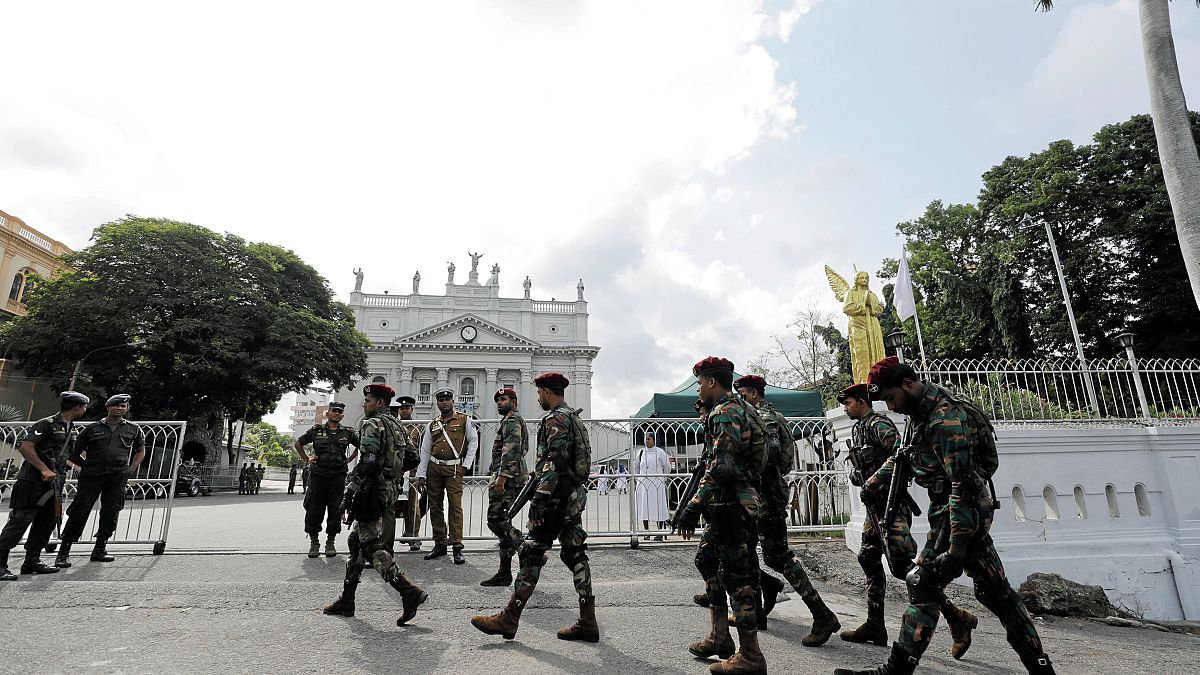 Camiler taşlandı, Müslümanlar darp edildi: Sri Lanka'da sokağa çıkma yasağı