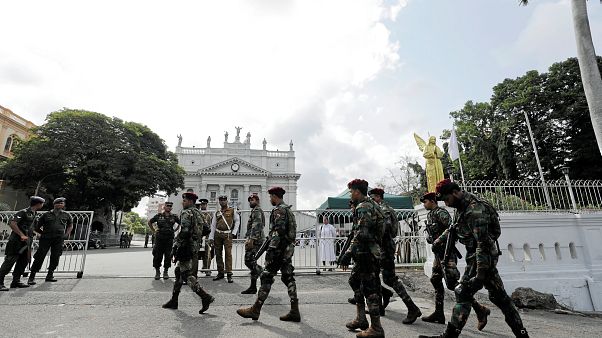 Camiler taşlandı, Müslümanlar darp edildi: Sri Lanka'da sokağa çıkma yasağı Camiler taşlandı, Müslümanlar darp edildi: Sri Lanka'da sokağa çıkma yasağı