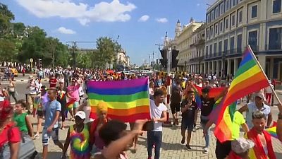 شاهد: الشرطة تقمع مسيرة تطالب بحقوق المثليين في كوبا