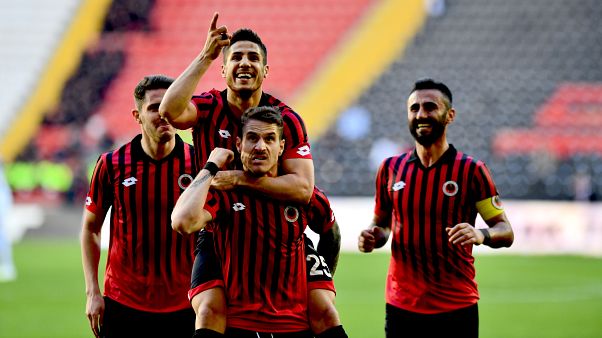 Gençlerbirliği ve Abalı Denizlispor Spor Toto Süper Lig'e yükselmeyi garantiledi Gençlerbirliği ve Abalı Denizlispor Spor Toto Süper Lig'e yükselmeyi garantiledi