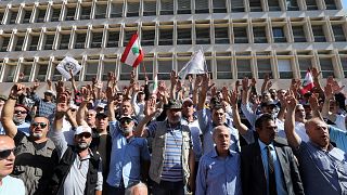 جنود لبنانيون متقاعدون يعلقون احتجاجا أمام البنك المركزي