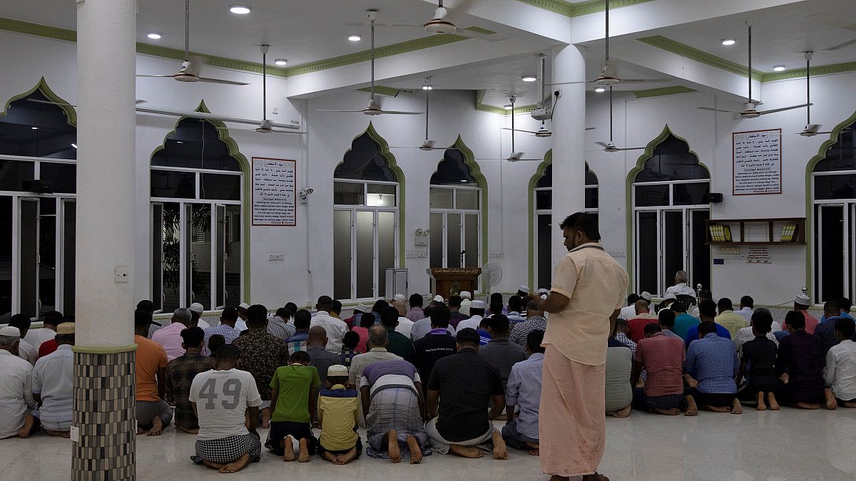 سريلانكا تفرض حظر تجول على مستوى البلاد بعد مهاجمة حشود لمساجد