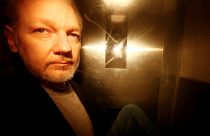 Julian Assange, à saída de um Tribunal londrino a 1 de maio de 2019