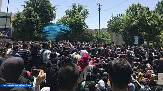 تجمع دانشجویان معترض در دانشگاه تهران با دخالت بسیج به تشنج کشیده شد