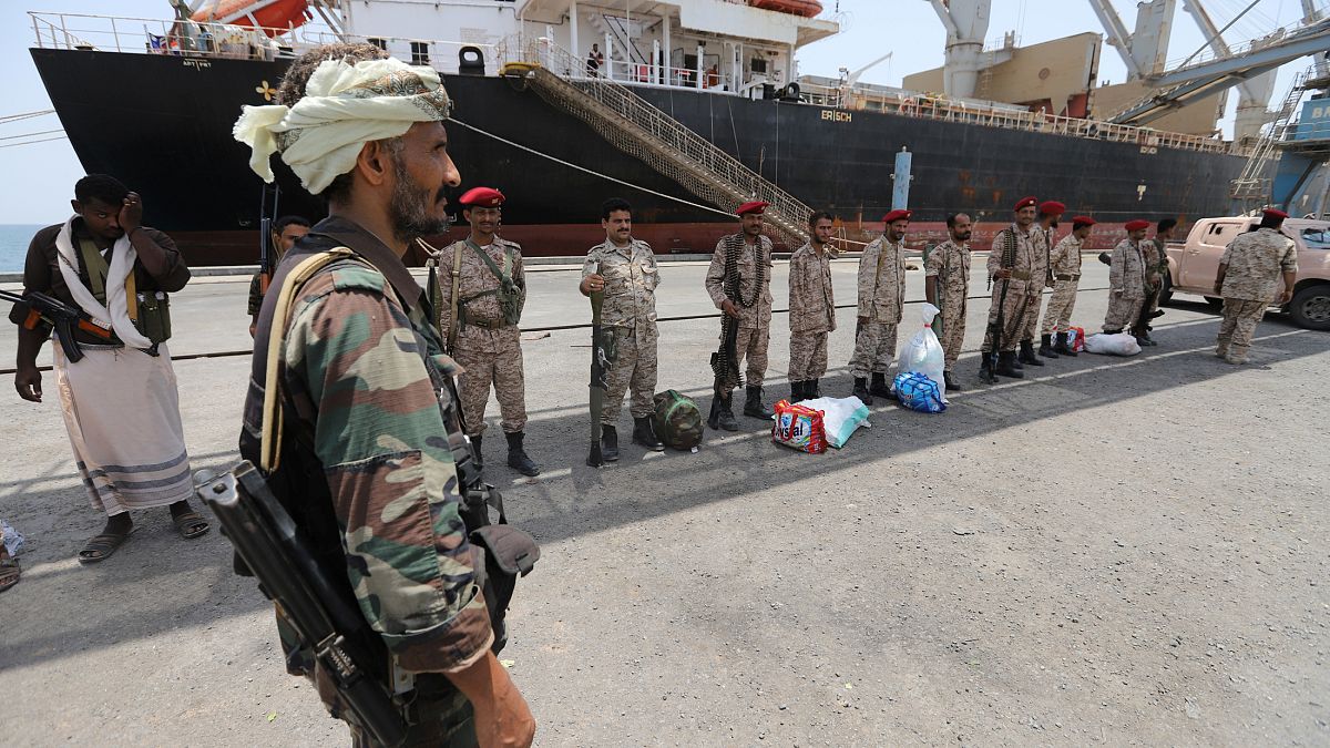أفراد لقوات الحوثيين اليمنية في ميناء الصليف بالحديدة 11مايو 2019 