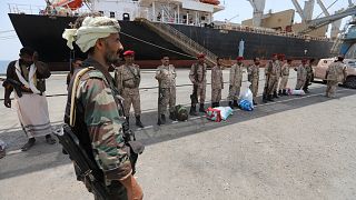 أفراد لقوات الحوثيين اليمنية في ميناء الصليف بالحديدة 11مايو 2019