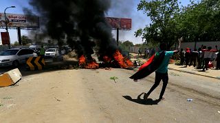 مقتل ضابط و3 محتجين في الخرطوم