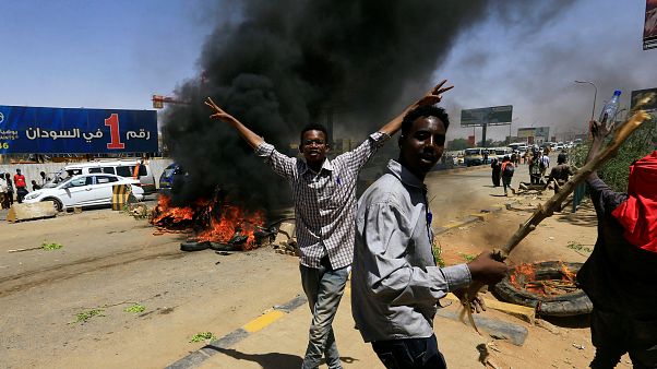 Sudan: spari contro soldati e manifestanti, morti e feriti Sudan: spari contro soldati e manifestanti, morti e feriti