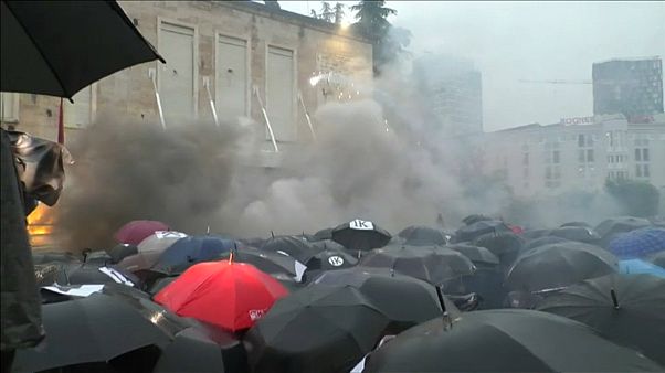 Tirana: Demonstranten attackieren 5 Gebäude Tirana: Demonstranten attackieren 5 Gebäude