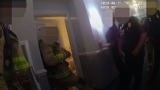 ویدئو؛ ثبت لحظه درگیری توسط دوربین تعبیه شده روی لباس پلیس