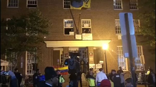 Aktivisták tiltakoznak Venezuela amerikai nagykövetségén Aktivisták tiltakoznak Venezuela amerikai nagykövetségén