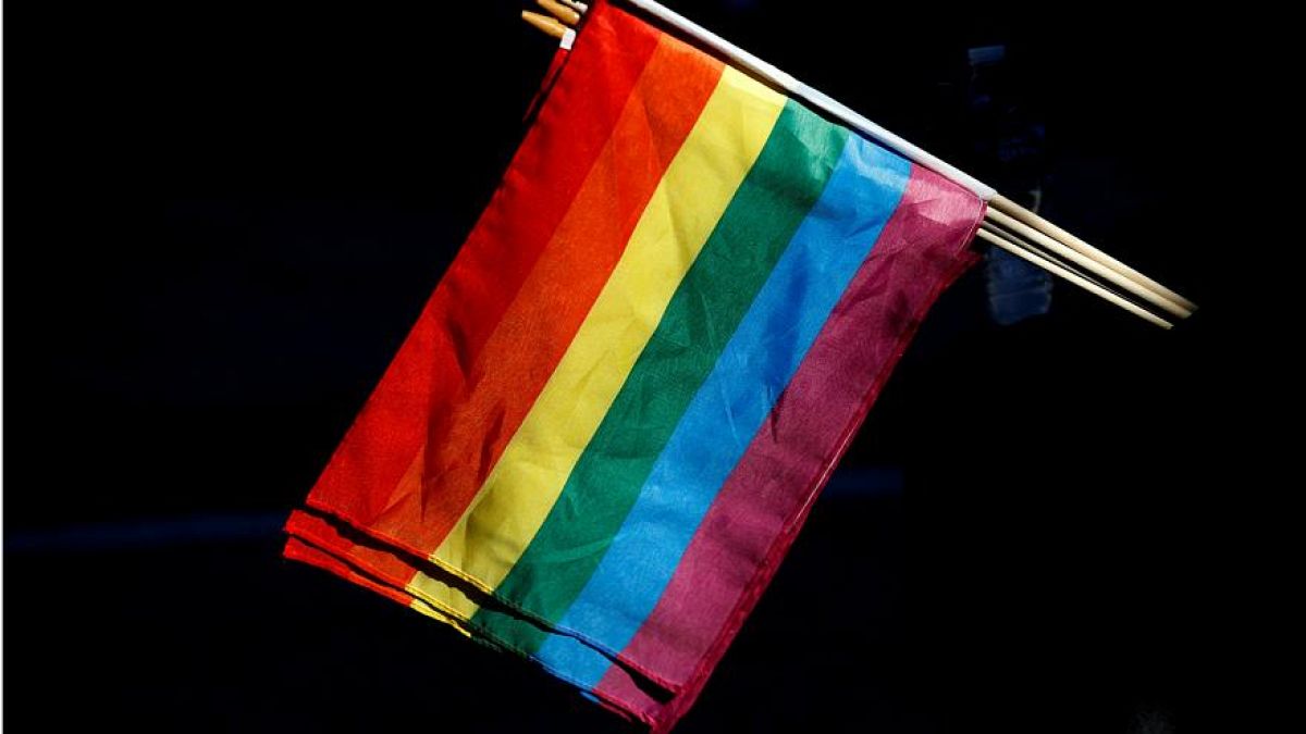 علم "قوس قزح" الخاص بمثليي وثنائيي الجنس والمتحولين جنسيا 