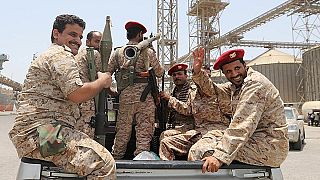 مقاتلون من حركة الحوثي يغادرون ميناء الصليف