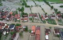 شاهد: مياه الفيضانات تغمر مدن وقرى البوسنة