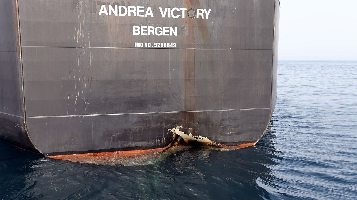 آثار التخريب على سفينة أندريا فيكتوري قبالة ميناء الفجيرة