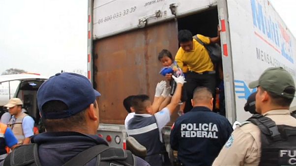 Rescatan en México a 142 migrantes hacinados en un camión abandonado Rescatan en México a 142 migrantes hacinados en un camión abandonado