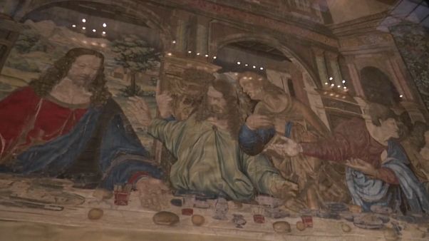 Leonardo: i Musei Vaticani fanno risplendere l'arazzo del cenacolo Leonardo: i Musei Vaticani fanno risplendere l'arazzo del cenacolo