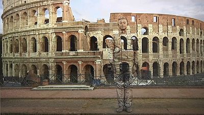 Liu Bolin, a "Láthatatlan Ember" fotói Milánóban 