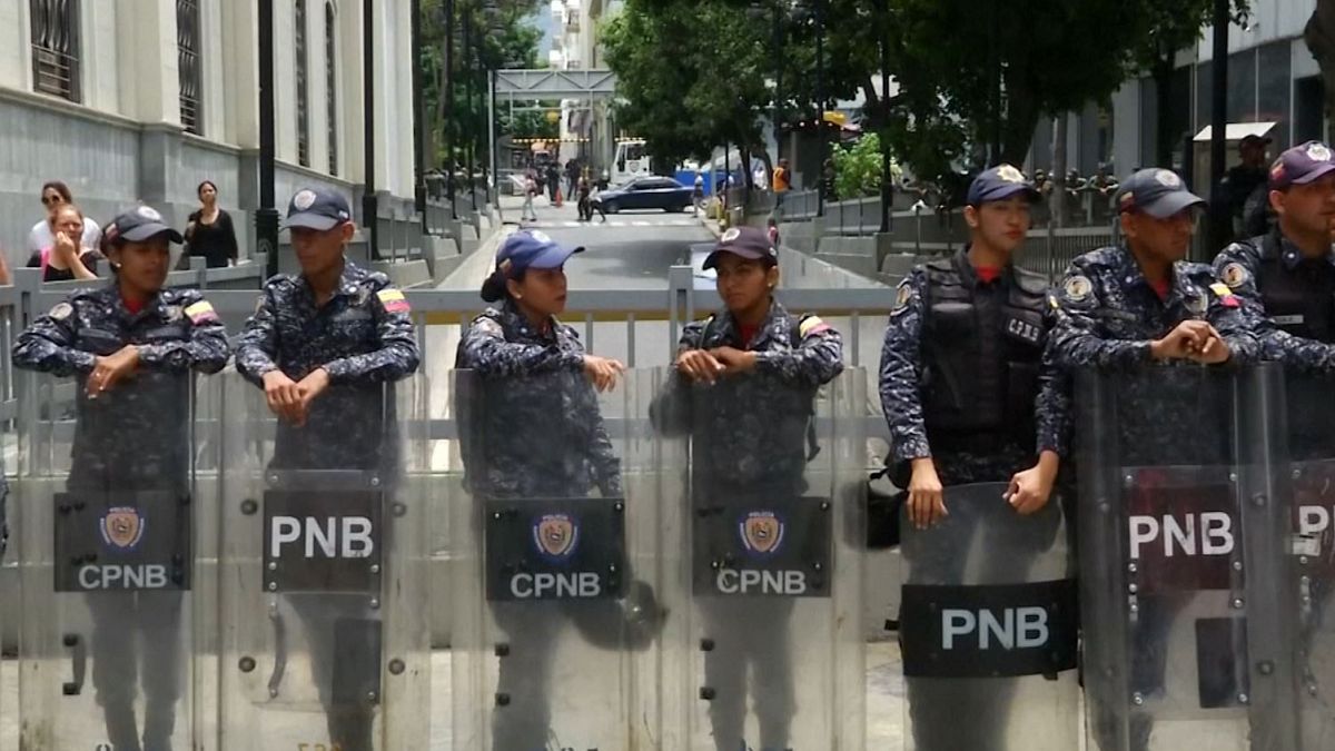 نیروهای امنیتی ونزوئلا مانع از حضور نمایندگان مخالف در پارلمان شدند 