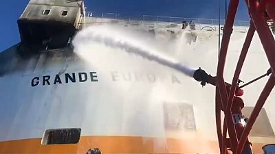 Rescatados en España 15 marineros de un carguero en llamas