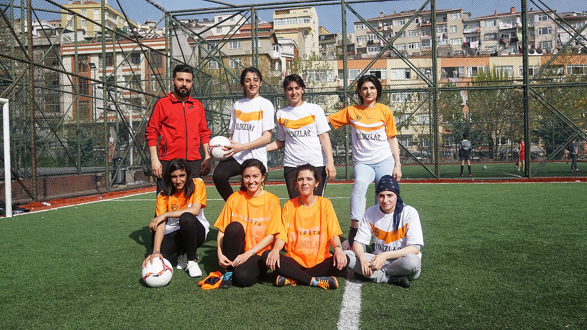 Suriyeli mülteci kızlar, mahalleliyle futbol oynuyor. 
