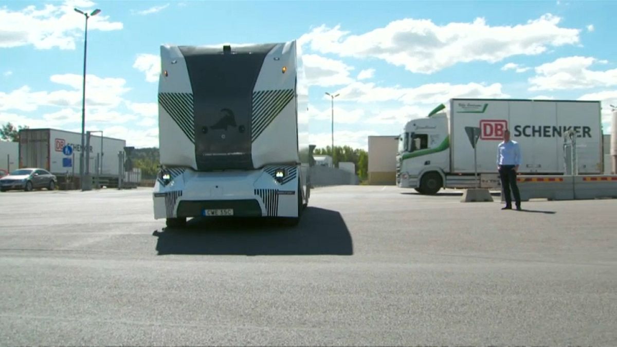 شاهد: شاحنة كهربائية بلا سائق تطلق لتوصيل الطلبات في السويد