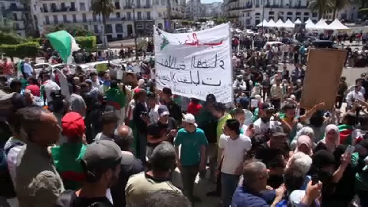 Tovább tüntetnek Algériában
