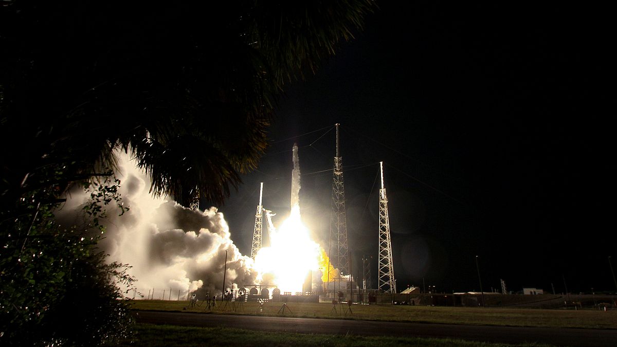 SpaceX internet projesi Starlink için 60 uyduyu uzaya gönderiyor