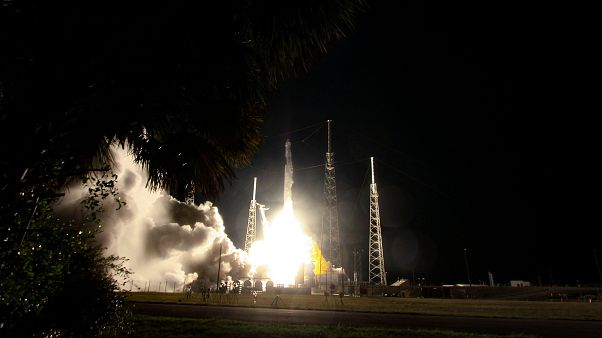 SpaceX internet projesi Starlink için 60 uyduyu uzaya gönderiyor SpaceX internet projesi Starlink için 60 uyduyu uzaya gönderiyor