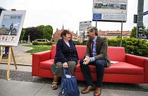 L'allora sindaco Robert Biedroń sul suo divano rosso