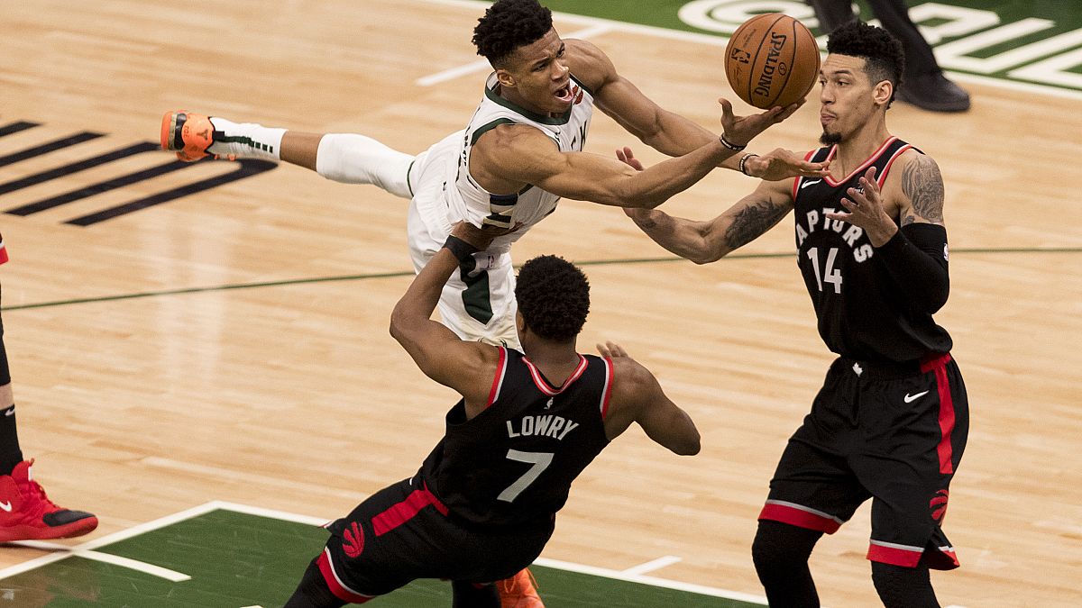 NBA: i Bucks vincono in rimonta sui Raptors