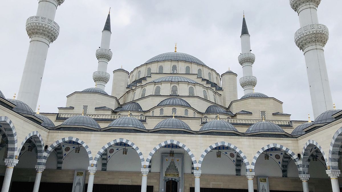 Büyükelçinin 'FETÖ' tepkisiyle gündeme gelen Bişkek'teki 35 milyon dolarlık Türk camisi 