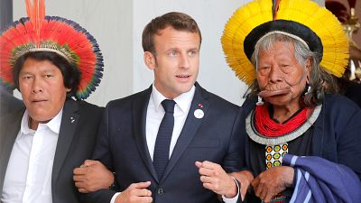 شاهد.. ماكرون يلتقي زعماء قبائل برازيلية في باريس