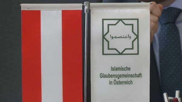 مسلمون في النمسا يلوحون بمقاضاة الحكومة بعد إجراءات حظر ارتداء الحجاب في المدارس مسلمون في النمسا يلوحون بمقاضاة الحكومة بعد إجراءات حظر ارتداء الحجاب في المدارس